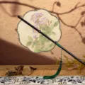 Éventail rond chinois traditionnel à long manche, motif floral et gland vert pour Hanfu. - Nouveau : Éventail à huit pétales lilas des Indes