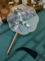 Éventail rond brodé traditionnel chinois pour Hanfu Qipao, élégante variante de ventilateur en soie. - Éventail à 8 pétales brodé double face - Verdure éclatante (manche en hêtre)
