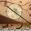 Éventail rond traditionnel chinois à long manche avec motif d'oiseau et gland vert. - Nouveau : Éventail rond fleurs de pêcher et oiseaux