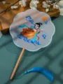 Eventail rond brodé de style chinois avec manche en bois et pompon bleu pour Hanfu. - Éventail à 8 pétales brodé double face - Chang'e s'envolant vers la lune (manche en hêtre)