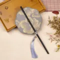 Klassieke Chinese stijl ronde waaier met elegant goudkleurig bloemenborduurwerk en kwast. - 35cm Lengte / Achtbladige Qin Zhi