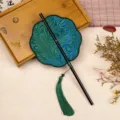 Klassieke Chinese opvouwbare waaier groene pauw patroon stof donkere bamboe handvat - 35cm Lengte / Achtbladige Cyaan Veer