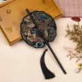 Klassieke geborduurde ronde waaier met zwart handvat, traditionele Hanfu foto-accessoire en verkoeling. - 35cm Lengte / Schelp Kleurrijke Zoektocht