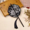 Kleine opvouwbare ronde waaier in het zwart met zilveren bloemenprint, Hanfu accessoire. - 35cm Lengte / Achtbladige Zwarte Roos