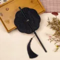 Mini klassieke zwarte vouwwaaier met bamboe handvat en kwastje voor Hanfu foto's. - 35cm Lengte / Achtbladige Drijvende Beker