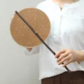 Χειροποίητη πλεκτή στρογγυλή βεντάλια με λαβή από μπαμπού, καλοκαιρινό αξεσουάρ δροσιάς. - Βεντάλια Arhat από μωβ μπαμπού στρογγυλό σχήμα
