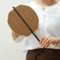 Υφαντή βεντάλια μπαμπού χειρός, παραδοσιακή φορητή βεντάλια με λαβή μπαμπού για καλοκαιρινή χρήση τώρα. - Βεντάλια Arhat από μωβ μπαμπού σχήμα παλατιού με επίπεδη κορυφή