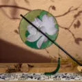 Éventail rond chinois traditionnel motif lotus avec long manche et pompon pour Hanfu. - [Nouveau] Éventails ronds motif hibiscus sortant de l'eau