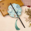 Mini klassieke ronde waaier voor Hanfu fotografie draagbaar bamboe handvat ontwerp. - 35cm Lengte / Achtbladige Koi
