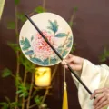 Eventail rond traditionnel chinois a long manche, motif de pivoine et beau tassel. - Bambou flèche [Nouveau] Éventails ronds motif pivoine