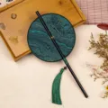 Klassieke ronde mini taillewaaier met bamboe handvat, groene textuurstof en mooie kwast. - 35cm Lengte / Ronde Agaatrivier