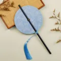 Mini opvouwbare taillewaaier met blauw vlinderpatroon, zwarte bamboe handvat en blauwe kwast. - 35cm Lengte / Ronde Blauwe Vlinder