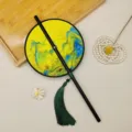 Mini klassieke ronde waaier met zwart bamboe handvat en groene kwast in Chinese stijl. - 35cm Lengte / Ronde Duizend Li Rivieren en Bergen