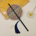 Mini Chinese ronde waaier met zwart bamboe handvat en blauwe kwast, ideaal voor Hanfu fotografie. - 35cm Lengte / Ronde Verhaal