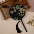 Kleine zwarte klassieke ronde waaier met gouden borduursel en bamboe handvat voor Hanfu. - 35cm Lengte / Ronde Gouden Pruim en Bamboe
