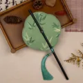 Klassieke opvouwbare ronde waaier met groen bamboepatroon, zwarte handgreep en kwast voor Hanfu. - 35cm Lengte / Begonia Groene Bamboe
