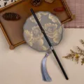 Mini klassieke geborduurde ronde waaier met zwarte handgreep en kwastje, Chinese stijl. - 35cm Lengte / Schelpvormige Qin Zhi