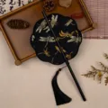 Klassieke Chinese geborduurde ronde waaier met libellenpatroon en bamboe handvat. - 35cm Lengte / Achtbladige Libel Zwart Gezicht