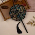 Klassieke Chinese ronde waaier met zwart bamboe handvat en elegante kwastdecoratie. - 35cm Lengte / Achtbladige Kleurrijke Zoektocht