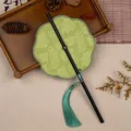 Mini klassieke opvouwbare taille ronde waaier met zwarte bamboe handvat en groene kwast. - 35cm Lengte / Achtbladige Xi Xin