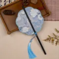 Traditionele Chinese opvouwbare ronde waaier met bloemborduursel en blauwe kwast voor Hanfu. - 35cm Lengte / Achtbladige Ochtenddauwdruppel