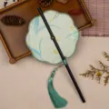 Mini opvouwbare traditionele ronde waaier met bamboe handvat voor Hanfu fotografie en zomer. - 35cm Lengte / Achtbladige Als een Wolk