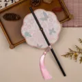 Mini klassieke ronde waaier met zwarte handgreep roze bloemenstof en kwast voor Hanfu. - 35cm Lengte / Achtbladige Roze Vlinder