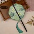 Traditionele Chinese opvouwbare ronde waaier met bamboe handvat en groene kwast voor Hanfu. - 35cm Lengte / Achtbladige Qing Zhu