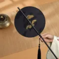 Traditionele Chinese ronde waaier met gouden borduursel, handgreep en kwastje voor Hanfu. - 35cm Lengte / Ronde Afscheid