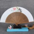 Eventail pliante chinoise traditionnelle avec peinture florale, baleines en bambou et papier. - Branche fleurie