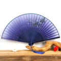 Éventail pliant en soie dégradé bleu avec motif de fleurs de prunier et joli gland. - Xue Tai Mei Gu / Violet