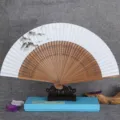 Éventail pliant traditionnel chinois en papier avec baleines en bambou et motif paysager. - Montagne Verte