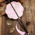 Traditioneller chinesischer Fächer mit langem Griff, pinkem Blumenmuster und Quaste für Hanfu. - Achtblättriger Hüftventilator Rosa Blumen