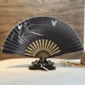 Abanico plegable chino tradicional de seda negra y madera, elegante diseño floral y mariposa. - Estilo Algodón - Orquídea del Valle Vacío