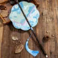 Éventail traditionnel chinois à long manche avec pompon, élégant pour hanfu et danse classique. - Éventail de taille à huit pétales cyan