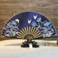 Abanico plegable de seda china con patrón de lirio azul y soporte de madera decorativo. - Estilo Seda - Ramas de Flores Bamboleantes