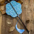 Traditioneller chinesischer runder Fächer, blauer Blumenstoff, langer Holzgriff mit Quaste. - Sechsblättriger Tuschestil