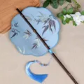 Traditioneller chinesischer Fächer mit langem Griff, Bambusmuster und blauer Quaste. - Achtblättriger Taillenfächer Blaue Bambusblätter