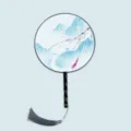 Eventail rond traditionnel chinois avec manche en bois et imprimé paysage bleu élégant SKU. - Chant des fleurs d'abricotier - Manche noir
