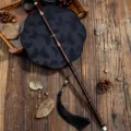 Chinesischer langer runder Fächer mit schwarzer Schmetterling Stickerei für Hanfu. - Achtblättriger Taillenfächer Schwarzer Schmetterling