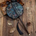 Traditioneller chinesischer runder Fächer, langer Bambusgriff mit schwarzem Stickstoff und Quaste. - Muschelförmiger Fächer - Caixun