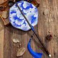 Traditioneller chinesischer runder Fächer mit blauem Blumenmuster, Bambusgriff und Quaste. - Fächer für den Bund: Lilie im Nanzhen-Stil