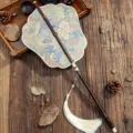Traditioneller langstieliger antiker runder Fächer mit eleganter Stickerei und Quaste. - Phönix-Krone - Regenschmetterling