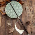 Traditioneller chinesischer Rundfächer mit langem Stiel und Quaste für Hanfu Kostüme. - Lingbo-Fächer
