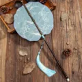 Altherkömmlicher runder Fächer mit langem Griff, blauem Wellenmuster und Quaste, Hanfu. - Muschelförmiger Fächer - Meereswelle