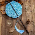 Traditioneller chinesischer runder Fächer mit blauem Blumenstoff, langem Griff und Quaste. - Fächer für den Bund: Lilie im Qimo-Stil