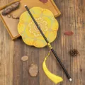 Traditioneller chinesischer Fächer mit gelbem Seidenstoff und langem Bambusgriff für Hanfu. - 8-blättriger Fächer - Xiling (Positionierter Druck)