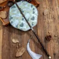 Traditioneller chinesischer Rundfächer mit Kranichstickerei und Quaste für Hanfu. - Lilienförmiger Fächer - Graublauer Kranich