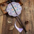 Traditioneller chinesischer Langstiel-Fächer mit feinem Blumenmuster und lila Quaste. - 8-blättriger Fächer - Miaofu (Positionierter Druck)