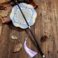 Traditioneller chinesischer Fächer mit langem Griff, blauem Muster und schöner Quaste. - 8-blättriger Fächer - Yirou (Positionierter Druck)